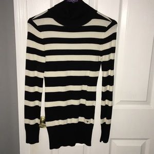 NWOT Guess black and white turtle neck top